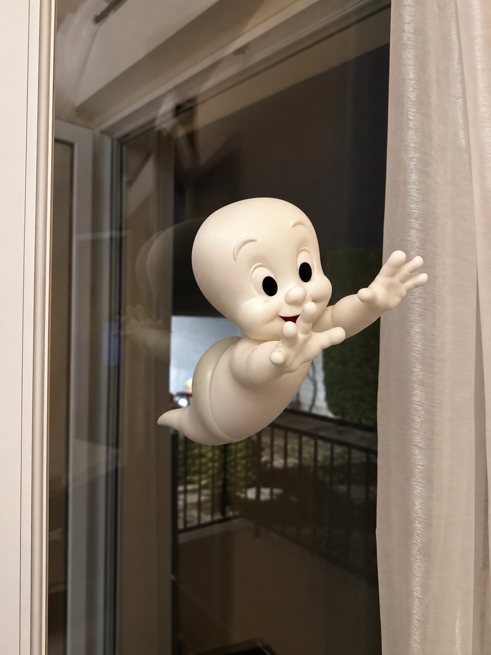 White Casper-Style Decorative Wall Figure - Casper – Ghost Through the Window